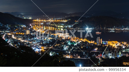 從日本廣島縣尾道市的千光寺展望台看到的尾道海峽、尾道大橋和尾道夜景 從日本廣島縣尾道市的千光寺展望台看到的尾道海峽、尾道大橋和尾道夜景 99956334