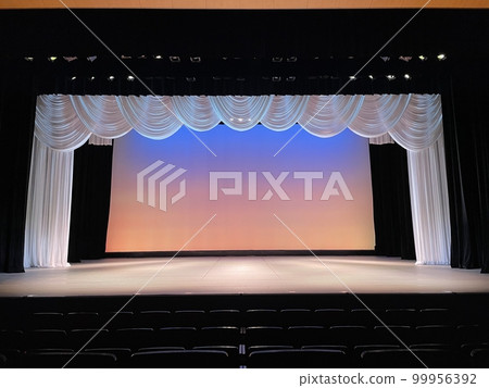 喬其紗窗簾和溫暖的燈光 99956392