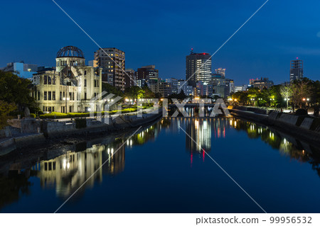 日本廣島縣廣島市被照亮的原子彈爆炸圓頂和本安河的夜景 99956532