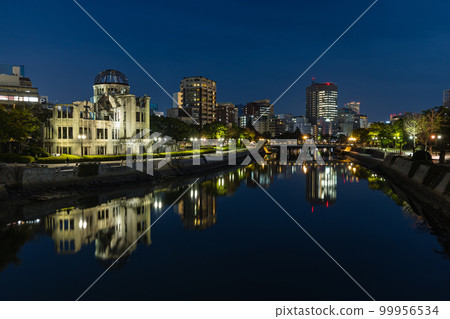 日本廣島縣廣島市被照亮的原子彈爆炸圓頂和本安河的夜景 日本廣島縣廣島市被照亮的原子彈爆炸圓頂和本安河的夜景 99956534