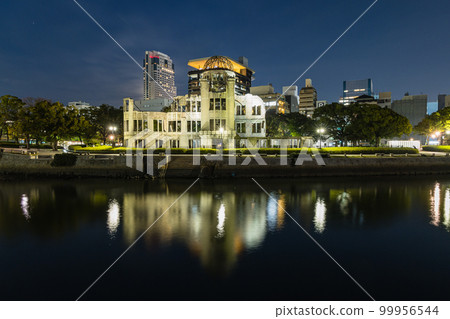 日本廣島縣廣島市被照亮的原子彈爆炸圓頂和本安河的夜景 99956544