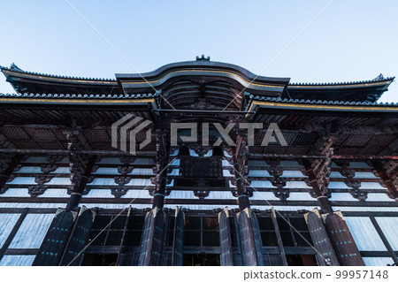 日本奈良縣奈良市奈良公園東大寺大佛殿 99957148