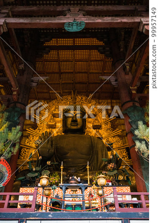 日本奈良縣奈良市奈良公園東大寺大佛殿內的盧舍那大佛 99957149