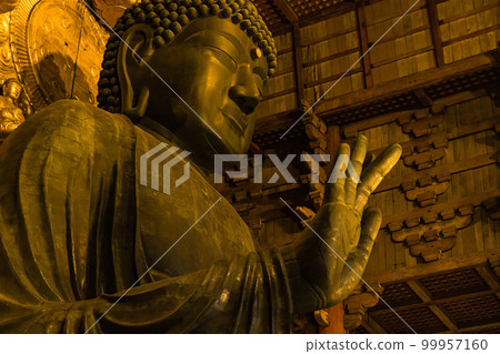 日本奈良縣奈良市奈良公園東大寺大佛殿內的盧舍那大佛 日本奈良縣奈良市奈良公園東大寺大佛殿內的盧舍那大佛 99957160