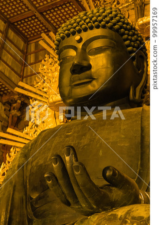 日本奈良縣奈良市奈良公園東大寺大佛殿內的盧舍那大佛 日本奈良縣奈良市奈良公園東大寺大佛殿內的盧舍那大佛 99957169