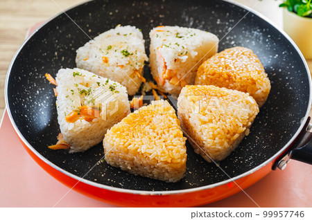 在平底鍋裡煎的飯糰 在平底鍋裡煎的飯糰 99957746