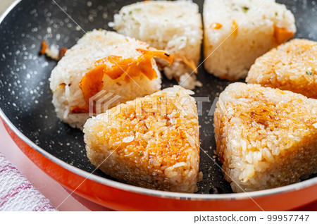 在平底鍋裡煎的飯糰 在平底鍋裡煎的飯糰 99957747