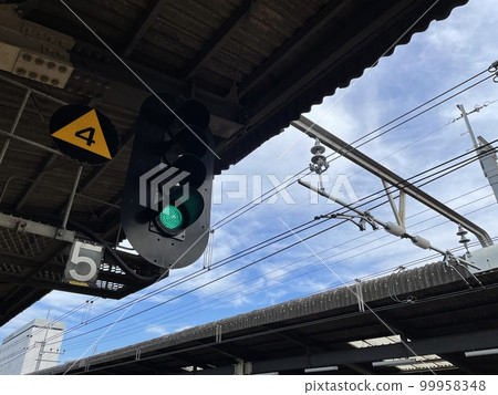 車站月台上的鐵路信號 車站月台上的鐵路信號 99958348