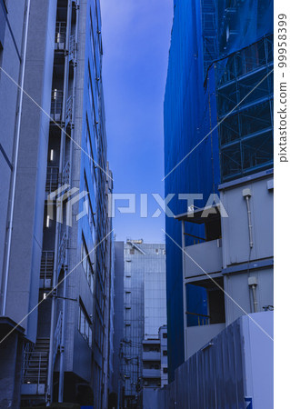 urban alley scenery 99958399