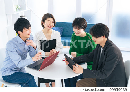 一群年輕男女在餐桌旁交談 Z 世代 99959089