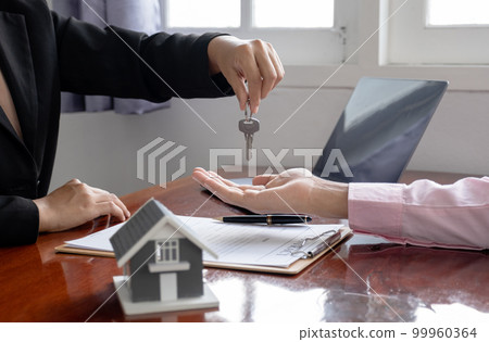 Hand a real estate agent, hold the keys, and explain the business contract Hand a real estate agent, hold the keys, and explain the business contract 99960364