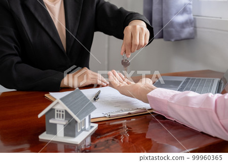 Hand a real estate agent, hold the keys, and explain the business contract Hand a real estate agent, hold the keys, and explain the business contract 99960365