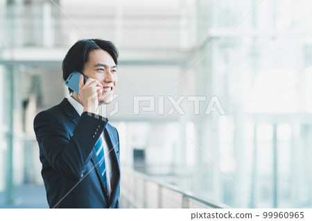 打電話給智能手機的年輕商人 99960965