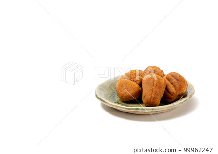 baby castella on a plate 99962247