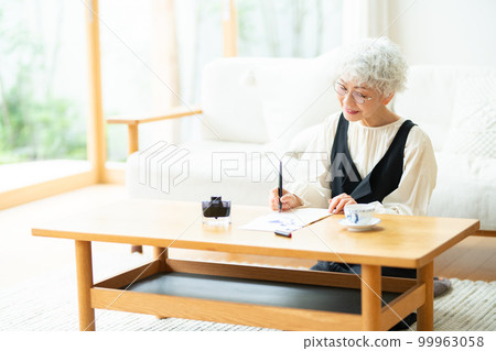 資深婦女用鋼筆寫一封信 99963058