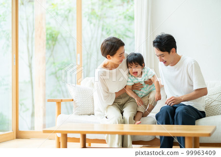 三人家庭形象 99963409