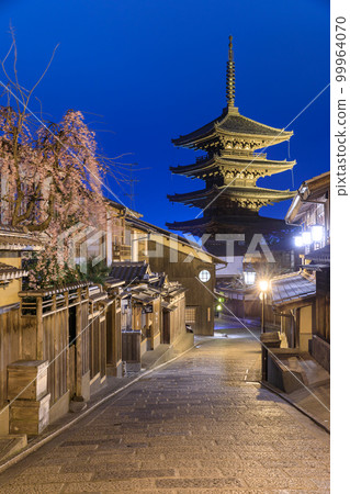 京都法觀寺_安寧坂和八坂塔的櫻花絕景 99964070