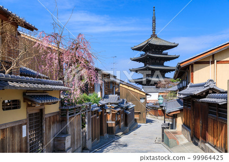 Kyoto Hokanji Temple _ Superb view of the cherry blossoms of Anningzaka and Yasaka Tower Kyoto Hokanji Temple _ Superb view of the cherry blossoms of Anningzaka and Yasaka Tower 99964425