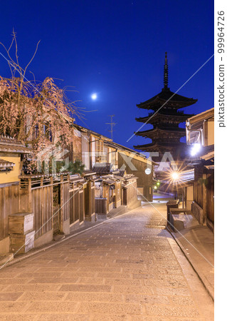 京都法觀寺_安寧坂和八坂塔的櫻花絕景 京都法觀寺_安寧坂和八坂塔的櫻花絕景 99964726