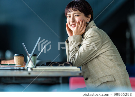 職業女性的肖像。 99965298