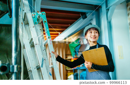 A woman in her twenties working at work 99966113