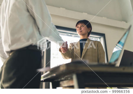 握手的女商人 99966356