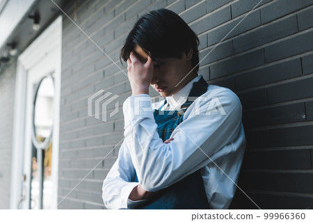 salesperson, shop assistant, worry 99966360