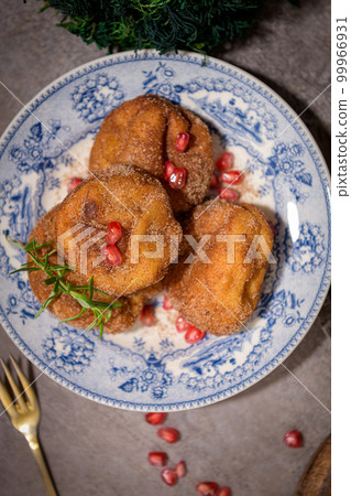 Rabanadas poveiras with sugar and cinnamon Rabanadas poveiras with sugar and cinnamon 99966931
