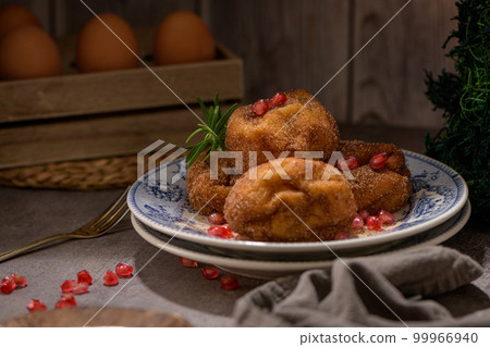 Rabanadas poveiras with sugar and cinnamon Rabanadas poveiras with sugar and cinnamon 99966940
