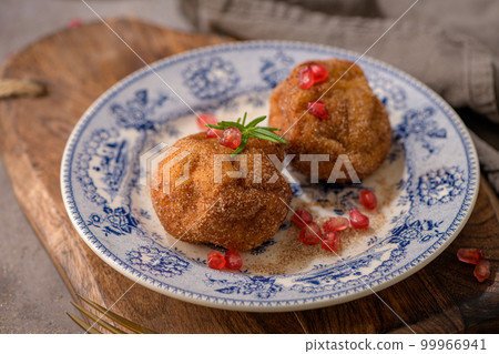 Rabanadas poveiras with sugar and cinnamon 99966941