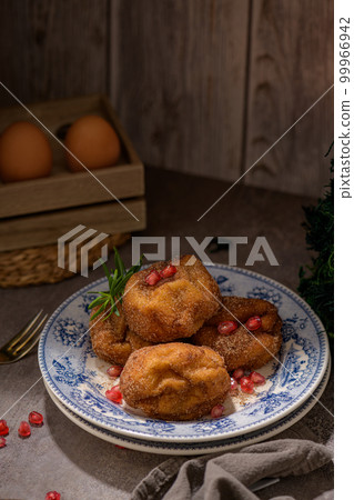 Rabanadas poveiras with sugar and cinnamon 99966942