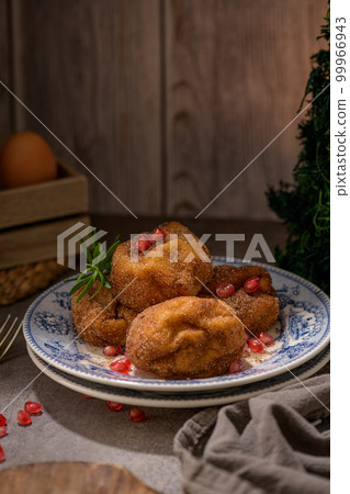 Rabanadas poveiras with sugar and cinnamon 99966943