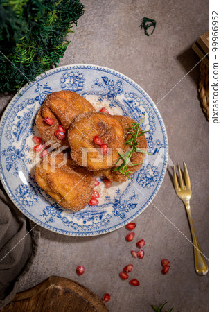 Rabanadas poveiras with sugar and cinnamon 99966952