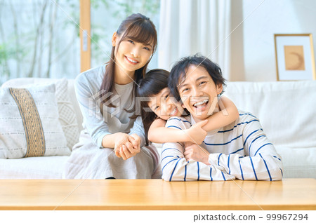 A close family in the living room 99967294