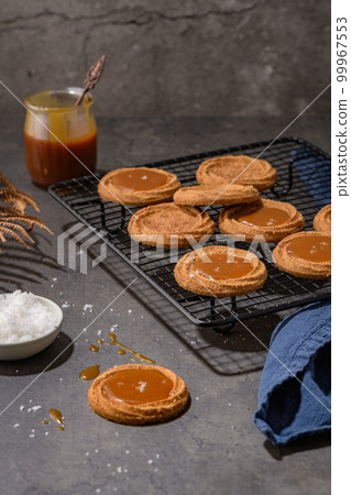 Biscuits with salted caramel 99967553