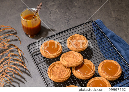 Biscuits with salted caramel 99967562