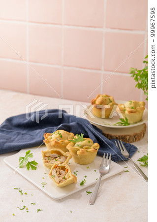 Chicken pies 99967598
