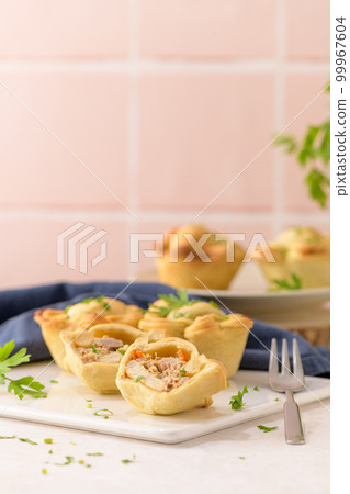 Chicken pies 99967604