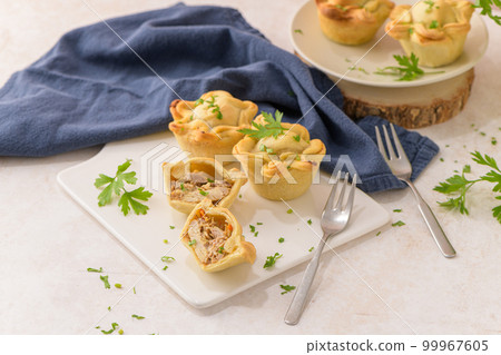 Chicken pies 99967605