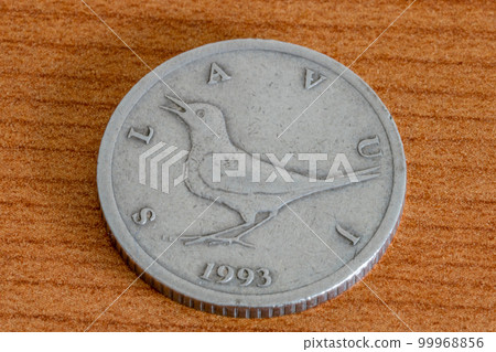 Croatian coin 1 kuna with nightingale (Luscinia megarhynchos) icon. 99968856