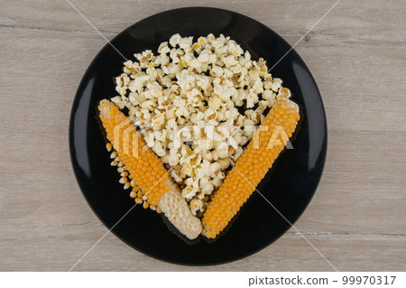 Making popcorn at home in microwave Making popcorn at home in microwave 99970317