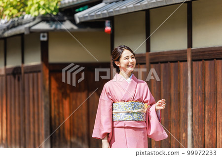 擺在京都街道的美麗的年輕和服婦女 99972233