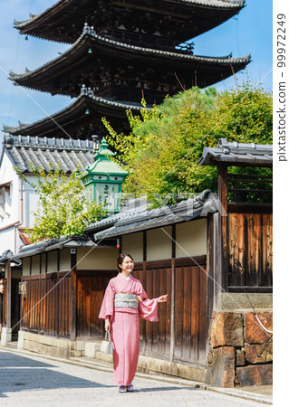 一位身著和服的年輕女子站在五層寶塔的背景下 一位身著和服的年輕女子站在五層寶塔的背景下 99972249