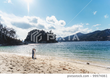 新娘和新郎愉快地走在海灘 99974861