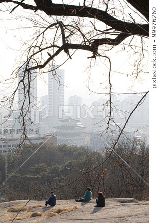 隆冬的月谷山頂，讓人目瞪口呆的人 99976260