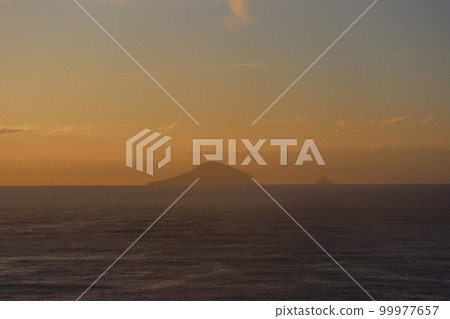 藍天，白雲，被朝陽染成橙色的天空，迷霧繚繞的島嶼，地平線，波濤洶湧的大海 99977657