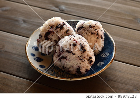 red perilla rice ball 99978128