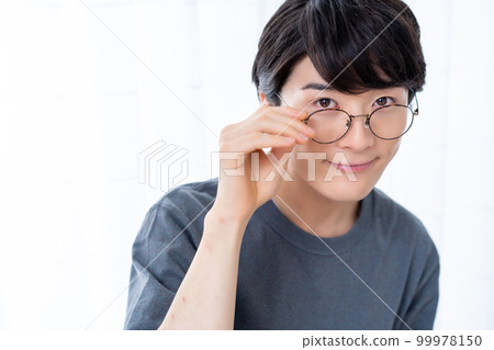 一個男人誰移除眼鏡 99978150