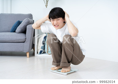 A man who weighs and is shocked 99982014