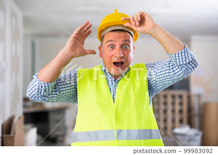 Portrait of surprised man builder 99983092